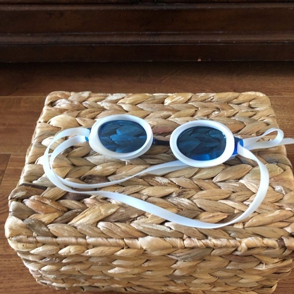 White and blue swim goggles - Picture 4 of 4